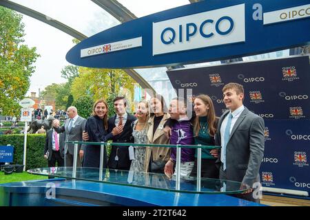 Ascot, Berkshire, Großbritannien. Oktober 2023. Jockey Frankie Dettori mit seiner Frau und seinen Kindern, nachdem er beim QIPCO British Champions Day auf dem Pferd King of Steel den QIPCO Champion Stakes auf der Ascot Racecourse gewonnen hatte. Dies war eine sehr passende Möglichkeit für Jockey Frankie Dettori, seine Rennkarriere in Großbritannien zu beenden, bevor er nach Amerika zieht, um dort seine Karriere fortzusetzen. Quelle: Maureen McLean/Alamy Live News Stockfoto