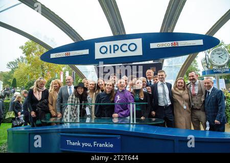 Ascot, Berkshire, Großbritannien. Oktober 2023. Ein Abschied von Jockey Frankie Dettori, nachdem er beim QIPCO British Champions Day auf Pferd King of Steel den QIPCO Champion Stakes auf der Ascot Racecourse gewonnen hatte. Dies war eine sehr passende Möglichkeit für Jockey Frankie Dettori, seine Rennkarriere in Großbritannien zu beenden, bevor er nach Amerika zieht, um dort seine Karriere fortzusetzen. Quelle: Maureen McLean/Alamy Live News Stockfoto