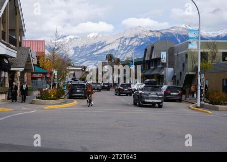 Patricia Street in Jasper Alberta, mit vielen Autos, die überall geparkt sind, Berge im Hinterland Stockfoto