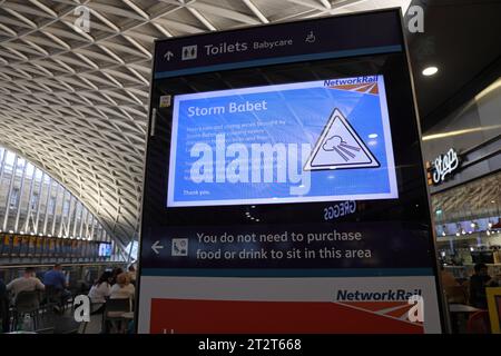 London, Großbritannien. Oktober 2023. Viele Züge nach Schottland und in den Nordosten wurden vom Bahnhof Kings Cross aufgrund der starken Regenfälle und starken Sturme von Storm Babet abgesagt. Der Bahnhof musste heute Nachmittag wegen Überfüllung von der Verkehrspolizei geschlossen werden. Kredit : Monica Wells/Alamy Live News Stockfoto