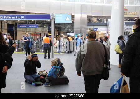 London, Großbritannien. Oktober 2023. Viele Züge nach Schottland und in den Nordosten wurden vom Bahnhof Kings Cross aufgrund der starken Regenfälle und starken Sturme von Storm Babet abgesagt. Der Bahnhof musste heute Nachmittag wegen Überfüllung von der Verkehrspolizei geschlossen werden. Kredit : Monica Wells/Alamy Live News Stockfoto