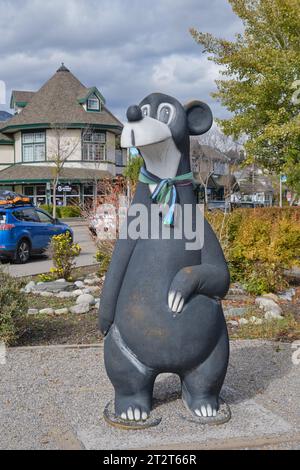 Nachbildung der Jasper the Bear Statue nördlich des Jasper Information Centre am Connaught Drive in Jasper Stockfoto