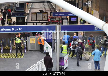 London, Großbritannien. Oktober 2023. Viele Züge nach Schottland und in den Nordosten wurden vom Bahnhof Kings Cross aufgrund der starken Regenfälle und starken Sturme von Storm Babet abgesagt. Der Bahnhof musste heute Nachmittag wegen Überfüllung von der Verkehrspolizei geschlossen werden. Kredit : Monica Wells/Alamy Live News Stockfoto