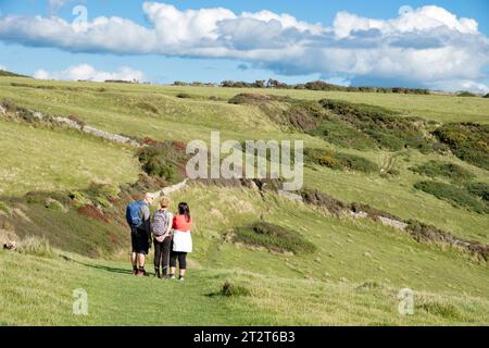 Eine kleine Gruppe von Wanderern, die auf der Isle of Purbeck, Dorset, dem South West Coast Path folgen. Die Gruppe besteht aus männlichen und weiblichen Wanderern Stockfoto