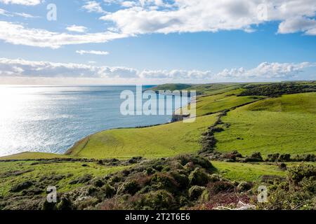 Ein Blick auf den South West Coast Path auf der Isle of Purbeck Dorset England. Die Aussicht ist von Anvil Point in Richtung Dancing Ledge und darüber hinaus Stockfoto