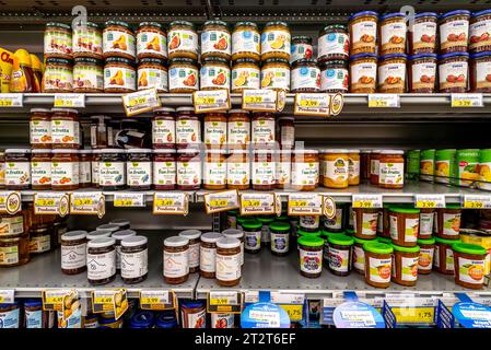 Italien - 19. Oktober 2023: Konfitüren aus biologischem Obst verschiedener Arten und Marken in Glasgläsern in Regalen zum Verkauf im italienischen Supermarkt Stockfoto