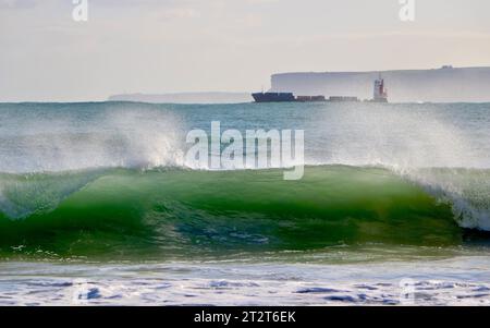 Ein Frachtschiff auf See, das die Bucht und den Hafen von Santander an einem sonnigen Oktobermorgen mit 10 Fuß Wellen verlässt Sardinero Santander Cantabria Spanien Stockfoto