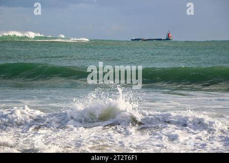 Ein Frachtschiff auf See, das die Bucht und den Hafen von Santander an einem sonnigen Oktobermorgen mit 10 Fuß Wellen verlässt Sardinero Santander Cantabria Spanien Stockfoto
