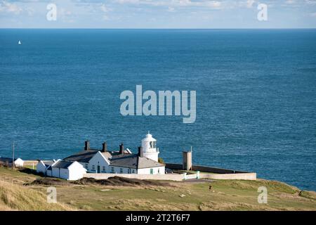 Der Anvil Point Lighthouse ist ein vollständig automatisierter Leuchtturm im Durlston Country Park an der Küste von Dorset mit Blick auf den Ärmelkanal Stockfoto