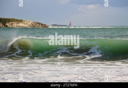 Ein Frachtschiff auf See, das die Bucht und den Hafen von Santander an einem sonnigen Oktobermorgen mit 10 Fuß Wellen verlässt Sardinero Santander Cantabria Spanien Stockfoto