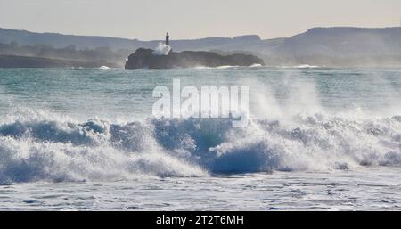 Mouro Island eine kleine unbewohnte Insel am Eingang zur Bucht mit starken Wellen an einem sonnigen Herbstmorgen Sardinero Santander Cantabria Spanien Stockfoto