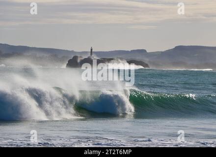 Mouro Island eine kleine unbewohnte Insel am Eingang zur Bucht mit starken Wellen an einem sonnigen Herbstmorgen Sardinero Santander Cantabria Spanien Stockfoto