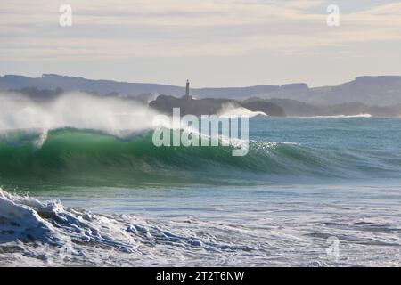 Mouro Island eine kleine unbewohnte Insel am Eingang zur Bucht mit starken Wellen an einem sonnigen Herbstmorgen Sardinero Santander Cantabria Spanien Stockfoto