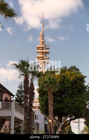 Tel Aviv, Israel - 19. Oktober 2023 - der Marganit Tower ist ein Wolkenkratzer in HaKirya, Tel Aviv, Israel. Das Gebäude wurde 1987 fertiggestellt und ist 138 Stockfoto