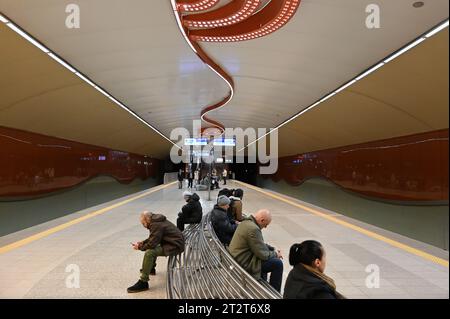 Sofia, Bulgarien - 4. April 2023: Bahnsteig der U-Bahn-Station Sofia mit U-Bahn am Nationalen Kulturpalast Sofia in Bulgarien Stockfoto