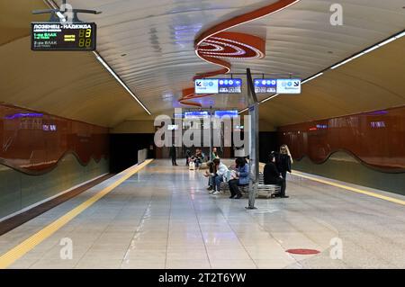 Sofia, Bulgarien - 4. April 2023: Bahnsteig der U-Bahn-Station Sofia mit U-Bahn am Nationalen Kulturpalast Sofia in Bulgarien Stockfoto