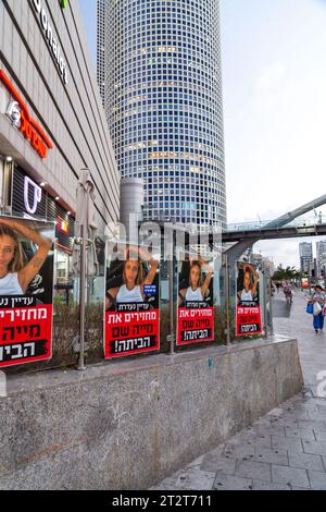 Tel Aviv, Israel - 19. Oktober 2023 - Plakate für Maya Sham, eine israelische Zivilisation, die von Hamas-Kämpfern am 7. Oktober als Geisel genommen wurde, Kirya Stockfoto