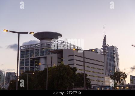 Tel Aviv, Israel - 19. Oktober 2023 - der Marganit Tower ist ein Wolkenkratzer in HaKirya, Tel Aviv, Israel. Das Gebäude wurde 1987 fertiggestellt und ist 138 Stockfoto