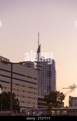Tel Aviv, Israel - 19. Oktober 2023 - der Marganit Tower ist ein Wolkenkratzer in HaKirya, Tel Aviv, Israel. Das Gebäude wurde 1987 fertiggestellt und ist 138 Stockfoto