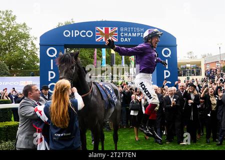 Jockey Frankie Dettori springt von King of Steel ab und feiert den Sieg der Qipco Champion Stakes und die letzte Fahrt seiner Karriere in Großbritannien während des QIPCO British Champions Day auf der Ascot Racecourse, Berkshire. Bilddatum: Samstag, 21. Oktober 2023. Stockfoto