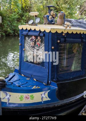 Blaues Schmalboot mit Dekoration, Kennet und Avon Canal, Newbury, Berkshire, England, Vereinigtes Königreich, GB Stockfoto