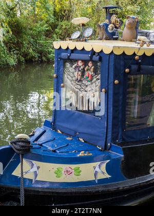 Blaues Schmalboot mit Dekoration, Kennet und Avon Canal, Newbury, Berkshire, England, Vereinigtes Königreich, GB Stockfoto