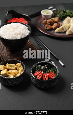 Verschiedene chinesische Gerichte auf dunklem Hintergrund Stockfoto