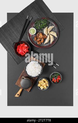 Komposition mit verschiedenen chinesischen Gerichten auf schwarz-weißem Hintergrund Stockfoto