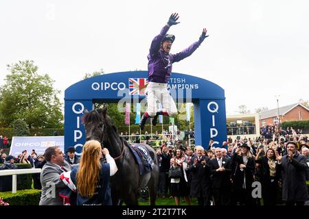 Jockey Frankie Dettori springt von King of Steel ab und feiert den Sieg der Qipco Champion Stakes und die letzte Fahrt seiner Karriere in Großbritannien während des QIPCO British Champions Day auf der Ascot Racecourse, Berkshire. Bilddatum: Samstag, 21. Oktober 2023. Stockfoto