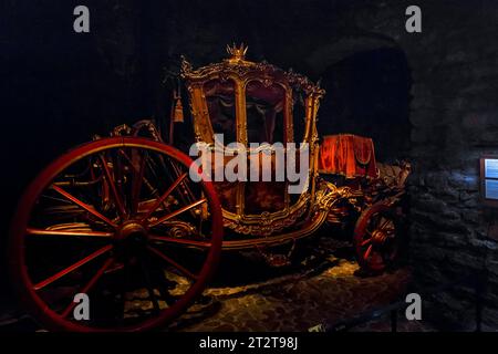 STOCKHOLM, SCHWEDEN - 28. JUNI 2016: Dies ist die königliche Kutsche im Saal der königlichen Kutschen der Rüstung (Livrustkammaren) im Königlichen Palast. Stockfoto