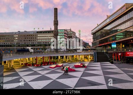 STOCKHOLM, SCHWEDEN - 7. JULI 2016: Dies ist ein abendlicher Blick auf den zentralen Teil von Norrmalm, genannt Sergels Torg. Stockfoto