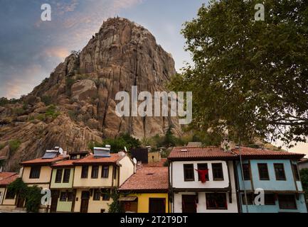Historische Afyonkarahisar Straßen, Karahisar Castle, historische Afyon Häuser. Reiseziele für die Türkei Stockfoto