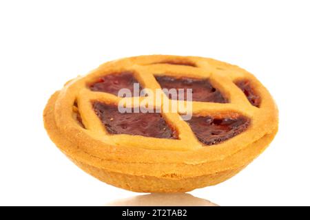 Ein Shortbread mit Marmelade, Makro, isoliert auf weißem Hintergrund. Stockfoto