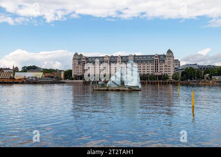 Ein Bild des Havnelageret-Gebäudes und der Skulptur She Lies, entworfen von Monica Bonvicini im Jahr 2007. Stockfoto