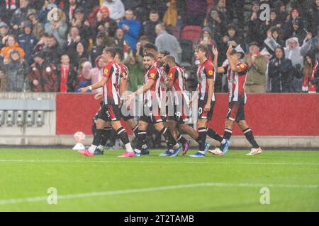 London, Großbritannien. Am 21. Oktober 2023 feierte Brentford sein drittes Tor beim Spiel der Premier League zwischen Brentford und Burnley im Gtech Community Stadium in London, England am 21. Oktober 2023. Foto: Grant Winter. Nur redaktionelle Verwendung, Lizenz für kommerzielle Nutzung erforderlich. Keine Verwendung bei Wetten, Spielen oder Publikationen eines einzelnen Clubs/einer Liga/eines Spielers. Quelle: UK Sports Pics Ltd/Alamy Live News Stockfoto