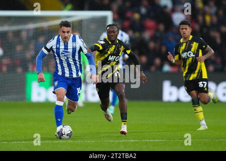 Pol Valentin am Mittwoch von Sheffield fühlt sich beim Sky Bet Championship-Spiel in der Vicarage Road, Watford, unter Druck von Ismael Kone. Bilddatum: Samstag, 21. Oktober 2023. Stockfoto