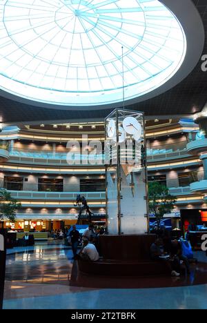 Das Hauptrium und die Lobby des Atlanta Hartsfeld International Airport ähneln einem modernen Bürogebäude Stockfoto