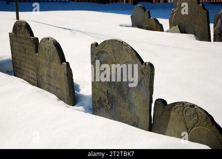 Die Gräber und Grabsteine des historischen COPPS-Grabplatzes in Boston sind unter einer frischen Schneedecke bedeckt Stockfoto