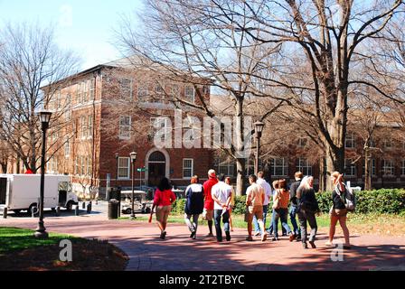 Ein Student führt eine Tour durch perspektivische College-Studenten und zeigt den Campus des Georgia Institute of Technology (Georgia Tech) in Atlanta Stockfoto