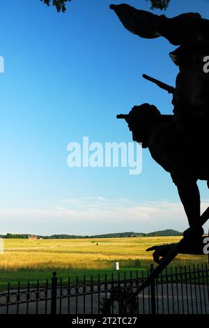 Die Silhouetten des Virginia Memorial blicken über das historische Schlachtfeld im Gettysburg National Military Park Stockfoto