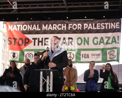 Der palästinensische Botschafter im Vereinigten Königreich Husam Zomlot spricht auf einer pro-palästinensischen Kundgebung, spricht bei der Demonstration „National March for Palestine Demonstration Stop the war on Gaza“, demonstration zum Protest gegen das israelische Palästinenserkonfikt über den Gazastreifen Stockfoto