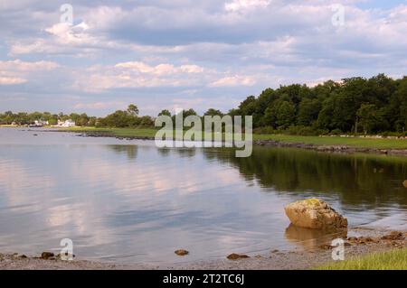 An der Küste des Long Island Sound in Connecticut ist ein ruhiges Wasser eines Sumpfes zu beobachten Stockfoto