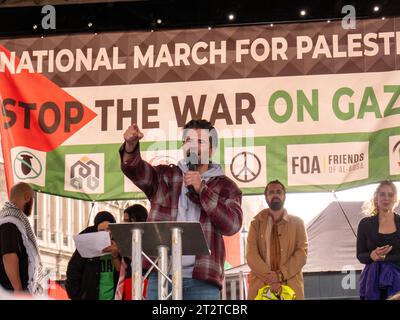 Riccardo La Torre, nationaler Offizier der FBU (FBU), spricht während des Nationalmarsches für Palästina am 21. Oktober 2023 in London vor einer massiven Menschenmenge. Auf der Hauptbühne in Whitehall brachte La Torre die Solidarität der union mit den Opfern des Konflikts zum Ausdruck und betonte insbesondere die "vielen Feuerwehrleute, die rund um die Uhr an der Rettung von Menschenleben arbeiten" während der Bombardierung des Gazastreifens. Die Demonstration, bei der etwa 100.000 Menschen aus Marble Arch marschierten, rief zu einem sofortigen Waffenstillstand und einem Ende der "Belagerung von Gaza" auf. Stockfoto