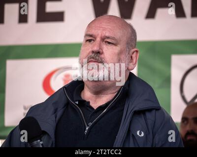 Der Generalsekretär der gewerkschaft der Zugführer der Associated Society of Lokomotive Engineers and Firemen ASLEF, Mick Whelan, spricht auf der Demonstration des Nationalen Marsches für Palästina Stop the war on Gaza, marsch zum Protest gegen das israelische Palästinenserkonfikt über den Gazastreifen Stockfoto