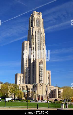 Die Cathedral of Learning steht hoch über dem Campus der University of Pittsburgh (Pitt). Stockfoto