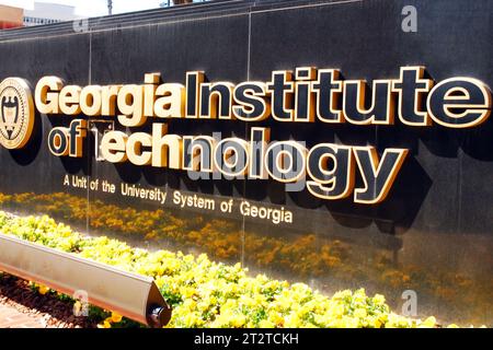 Ein Schild vor dem Campus des Georgia Institute of Technology, auch bekannt als Georgia Tech, heißt Besucher des Campus in Atlanta willkommen Stockfoto