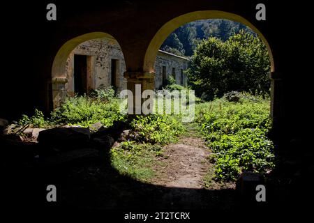 OBONA, SPANIEN, 2. Oktober 2023: Ruinen des Klosters Santa Maria la Real d’Obona, unvollendet geblieben Stockfoto