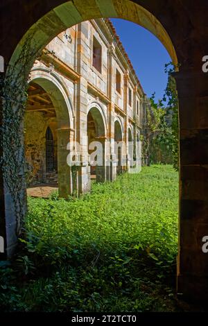 OBONA, SPANIEN, 2. Oktober 2023: Ruinen des Klosters Santa Maria la Real d’Obona, unvollendet geblieben Stockfoto