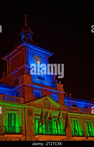 OVIEDO, SPANIEN, 30. September 2023: Lichter auf dem Turm des Rathauses bei Nacht. Stockfoto