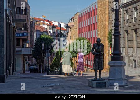 OVIEDO, SPANIEN, 1. Oktober 2023: Oviedo hat eine bemerkenswerte Zunahme der öffentlichen Skulpturen erlebt, die sich mittlerweile fast in jeder Ecke ausbreiten. Stockfoto